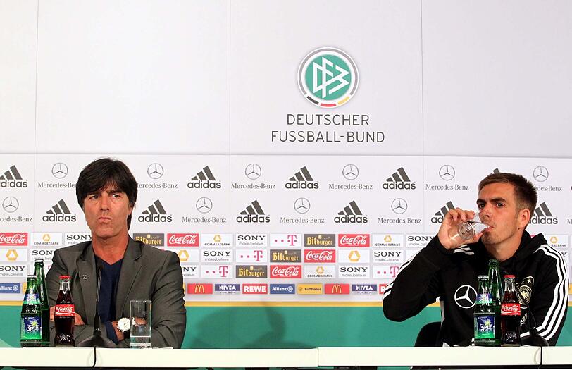Der Genervte und der Geläuterte: Bundestrainer Joachim Löw (l.) macht seinem Kapitän Phillip Lahm deutlich, was er davon hält, im zarte Alter von 27 Jahren eine mit Kritik gespickte Autobiografie zu veröffentlichen.