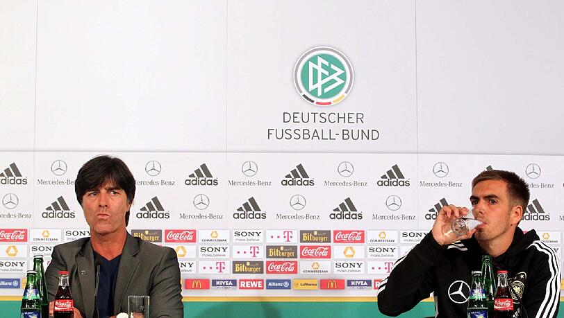 Der Genervte und der Geläuterte: Bundestrainer Joachim Löw (l.) macht seinem Kapitän Phillip Lahm deutlich, was er davon hält, im zarte Alter von 27 Jahren eine mit Kritik gespickte Autobiografie zu veröffentlichen. Der Genervte und der Geläuterte: Bundestrainer Joachim Löw (l.) macht seinem Kapitän Phillip Lahm deutlich, was er davon hält, im zarte Alter von 27 Jahren eine mit Kritik gespickte Autobiografie zu veröffentlichen.