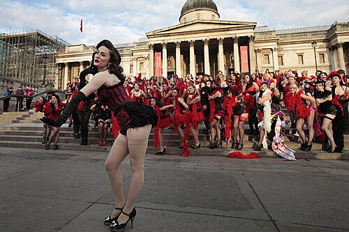 Doch nicht nur die Tänzerinnen auf dem Trafalgar Square zeigen, was sie haben. Der Burlesque-Tanz ist vor allem dank einer Person in den Fokus der Öffentlichkeit gerückt...