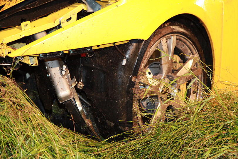 Auf regennasser Fahrbahn ist am Dienstagabend ein Münchner mit seinem Lamborghini von der Straße abgekommen und schwer verunglückt. Die Ursache war vermutlich überhöhte Geschwindigkeit. Der Fahrer musste schwer verletzt ins Krankenhaus eingeliefert werden. Die  Bilder von der Unfallstelle.