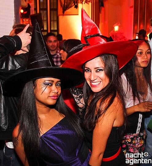 Rococo Halloween Clubbing im 8 Seasons. Mehr Bilder unter: www.nachtagenten.de.