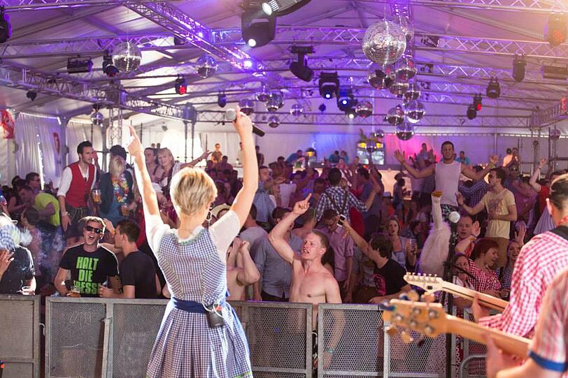 Dirndl und Lederhosen am kroatischen Strand: Bilder von der wilden Springbreak Wiesn-Party zum Durchklicken!
