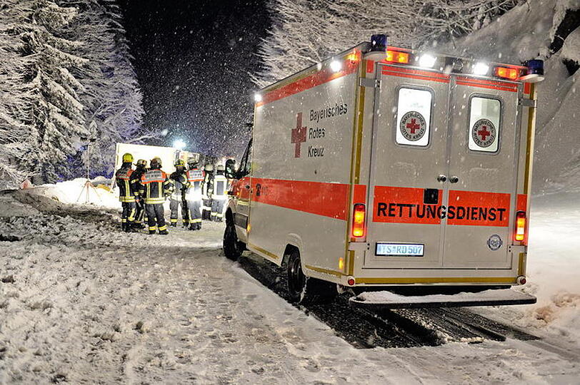 Ein LKW kommt auf schneeglatter Fahrbahn ins Rutschen und kippt um