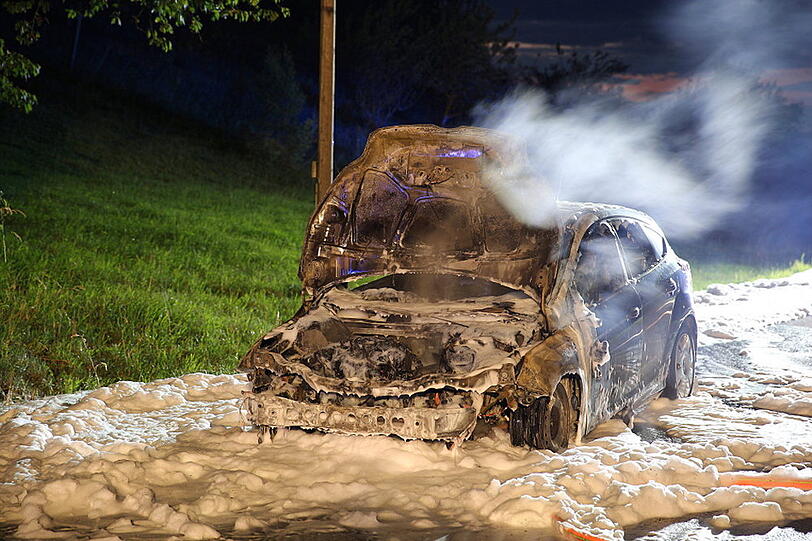 Der Fahrer konnte sich gerade noch in Sicherheit bringen, das Auto war jedoch nicht mehr zu retten.