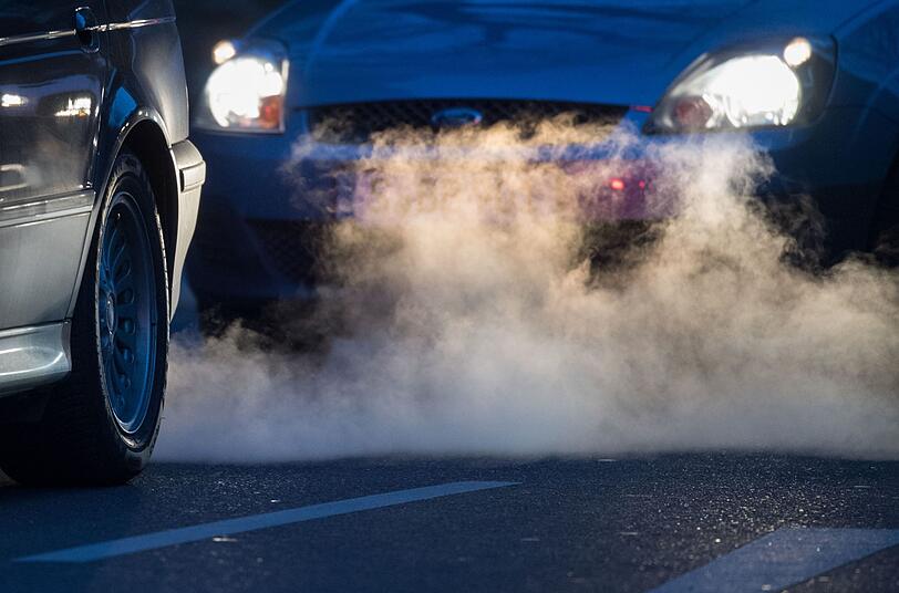 Abgase kommen aus dem Auspuff eines Autos. Wo es Grenzwerte gibt, wird geschummelt.