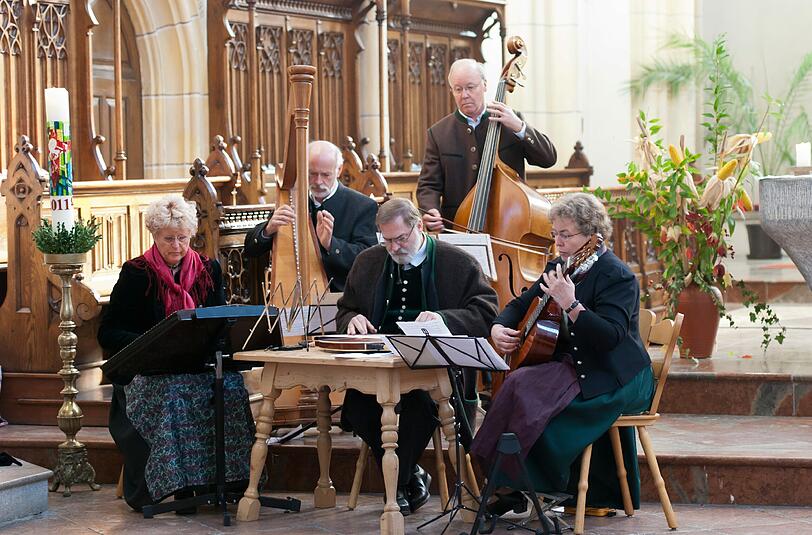 Die Mühldorfer Saitenmusik begleitet die Sänger.