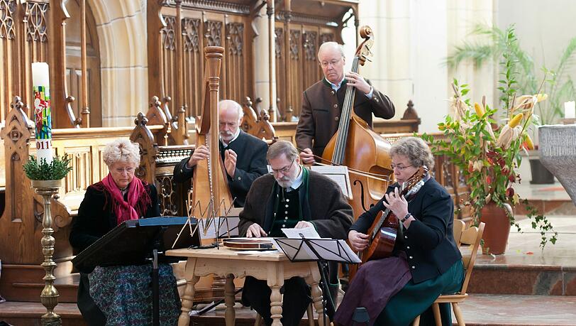 Die Mühldorfer Saitenmusik begleitet die Sänger. Die Mühldorfer Saitenmusik begleitet die Sänger.