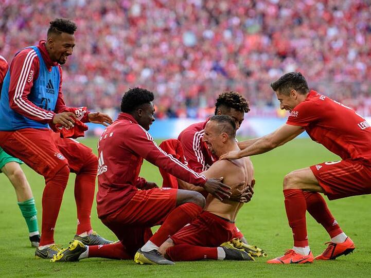 Franck Ribéry (2.v.r.) wird nach seinem Tor zum 4:1 gefeiert.