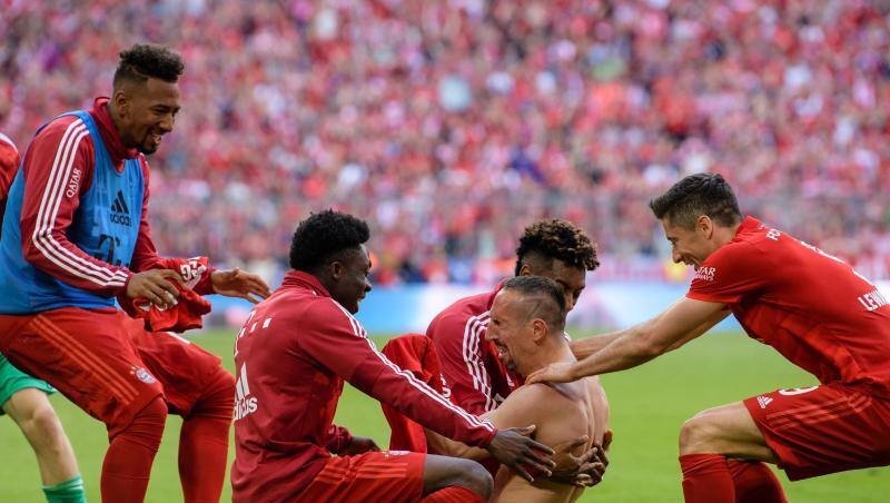 Franck Ribéry (2.v.r.) wird nach seinem Tor zum 4:1 gefeiert. Franck Ribéry (2.v.r.) wird nach seinem Tor zum 4:1 gefeiert.