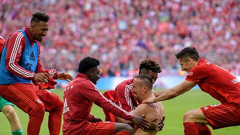 Franck Ribéry (2.v.r.) wird nach seinem Tor zum 4:1 gefeiert.