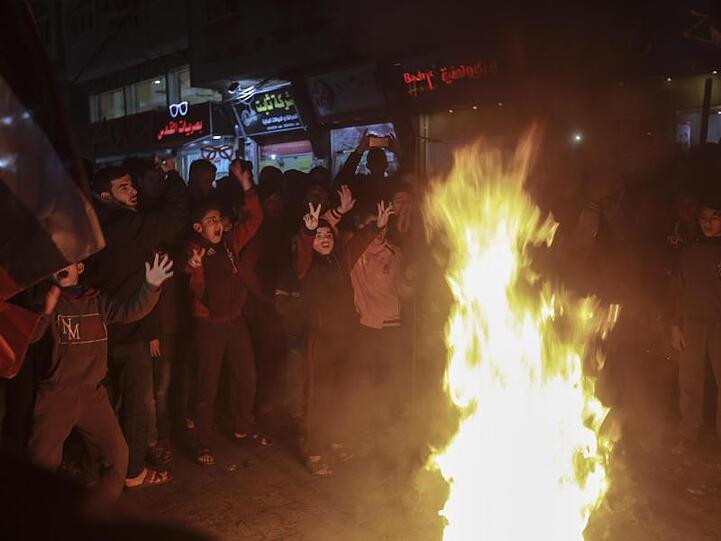 Palästinensische Kinder versammeln sich um brennende Reifen bei einem Protest im Flüchtlingslager Jabalia im nördlichen Gazastreifen gegen den Nahost-Plan von US-Präsident Trump.