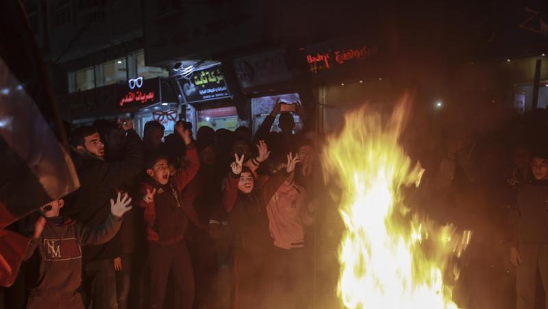 Palästinensische Kinder versammeln sich um brennende Reifen bei einem Protest im Flüchtlingslager Jabalia im nördlichen Gazastreifen gegen den Nahost-Plan von US-Präsident Trump. Palästinensische Kinder versammeln sich um brennende Reifen bei einem Protest im Flüchtlingslager Jabalia im nördlichen Gazastreifen gegen den Nahost-Plan von US-Präsident Trump.