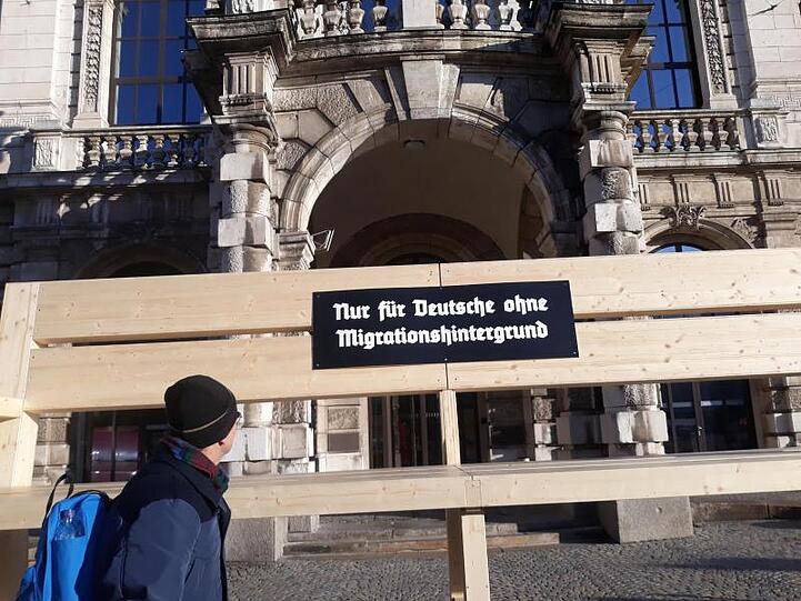 Eine überdimensionale Bank steht vor dem Justizpalast in München. Foto: Britta Schultejans/dpa
