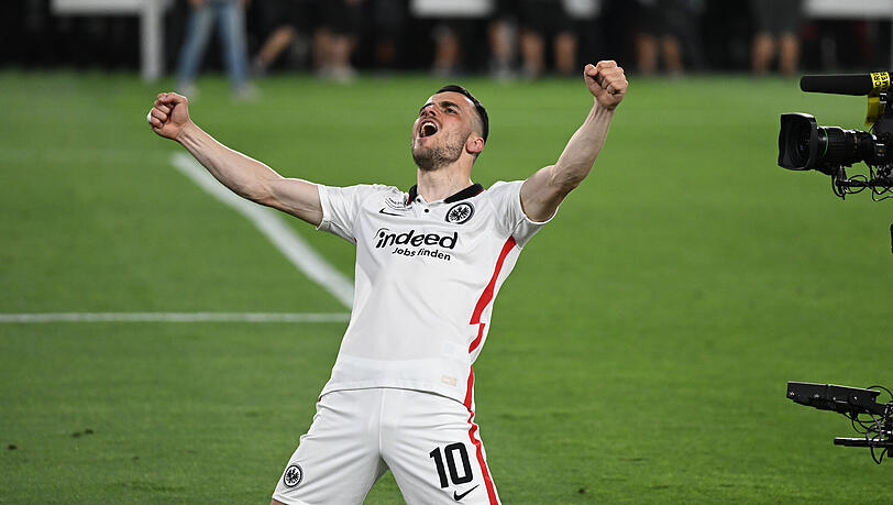 Frankfurts Filip Kostic jubelt nach dem Sieg. Frankfurts Filip Kostic jubelt nach dem Sieg.