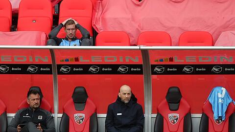 Damals Enttäuschung pur in Ingolstadt (v.l.): Ex-Assistent Oliver Beer, Torhüter Marco Hiller und Sport-Boss Günther Gorenzel.