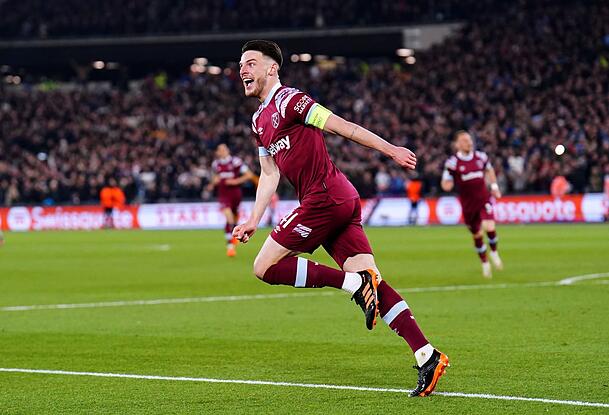 West Hams Declan Rice wird in Zukunft wohl nicht beim FC Bayern jubeln, der Engländer möchte in der Premier League bleiben. West Hams Declan Rice wird in Zukunft wohl nicht beim FC Bayern jubeln, der Engländer möchte in der Premier League bleiben.