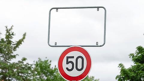 Diese Ortschaft hat kein Schild mehr: Auch im oberbayerischen Petershausen haben Diebe in den vergangenen Wochen immer wieder zugeschlagen. Die Ermittler haben einen Verdacht, warum der Ortsteil Asbach andauernd betroffen ist.