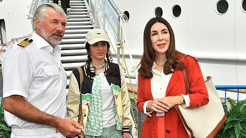 "Das Traumschiff: Miami": Lena Grimm (Mia Kasalo) hat nach einem Streit mit ihrer Mutter Julia (Judith Williams, r.) beschlossen, ihren Onkel Martin Grimm (Daniel Morgenroth) auf der Reise nach Miami zu begleiten.