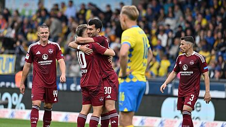 Braunschweigs Julian Baas schaut den Nürnbergen beim Jubeln zu.