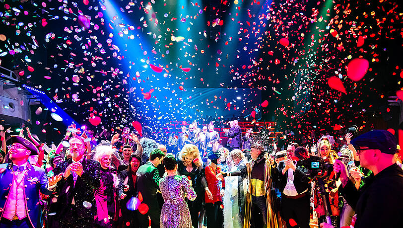 Das Schöne an „Roses & Love“ im Deutschen Theater: Alle kommen hier zusammen: Schrille, Lustige, Normalos und Feierwütige. Das Schöne an „Roses & Love“ im Deutschen Theater: Alle kommen hier zusammen: Schrille, Lustige, Normalos und Feierwütige.