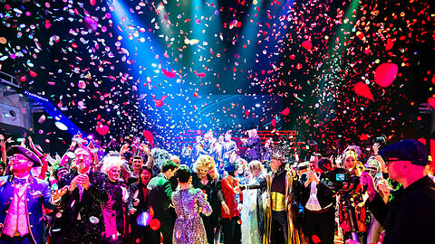 Das Sch&ouml;ne an &bdquo;Roses & Love&ldquo; im Deutschen Theater: Alle kommen hier zusammen: Schrille, Lustige, Normalos und Feierw&uuml;tige.