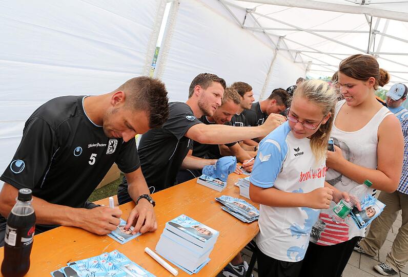 Daniel Adlung beim "Bullriding" und Moritz Volz beim Crepes kochen: Nach dem denkbar knappen Pokalerfolg am Freitag gegen Heidenheim, standen am Sonntag beim Fanfest der Löwen die Sechziger-Fans im Mittelpunkt. Die besten Bilder!