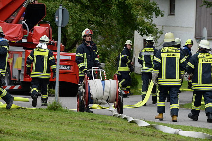 Bei Siegsdorf im Landkreis Traunstein steht am Sonntagmittag ein Bauernhof in Flammen.