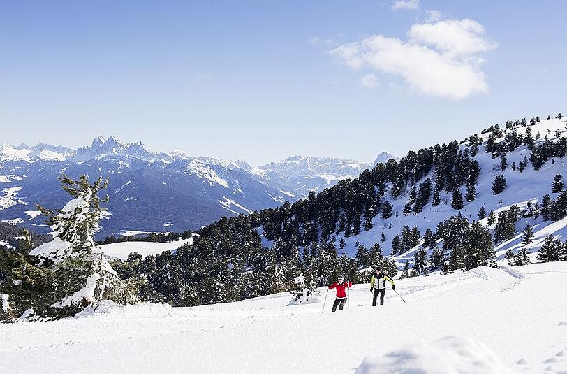 Witnersport mit traumhaftem Bergpanorama auf der Villanderer Alm.