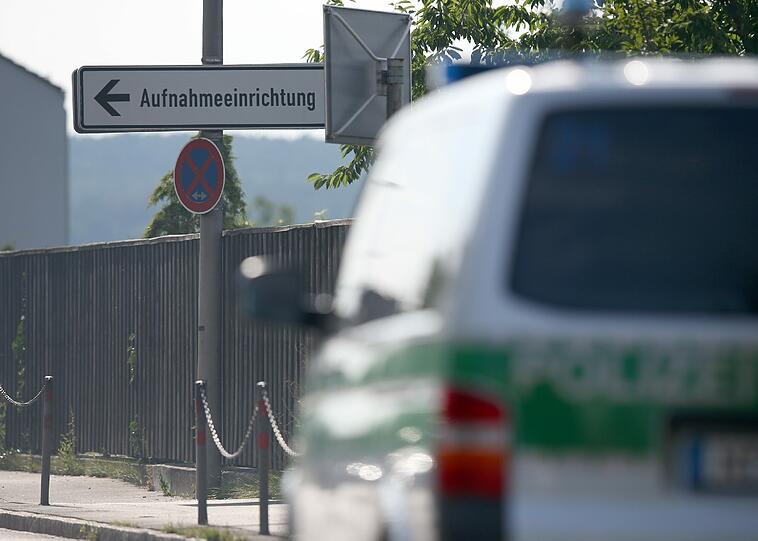 In der Nähe der Erstaufnahmeeinrichtung für Flüchtlinge in Zirndorf ist am Mittwoch ein Koffer explodiert.