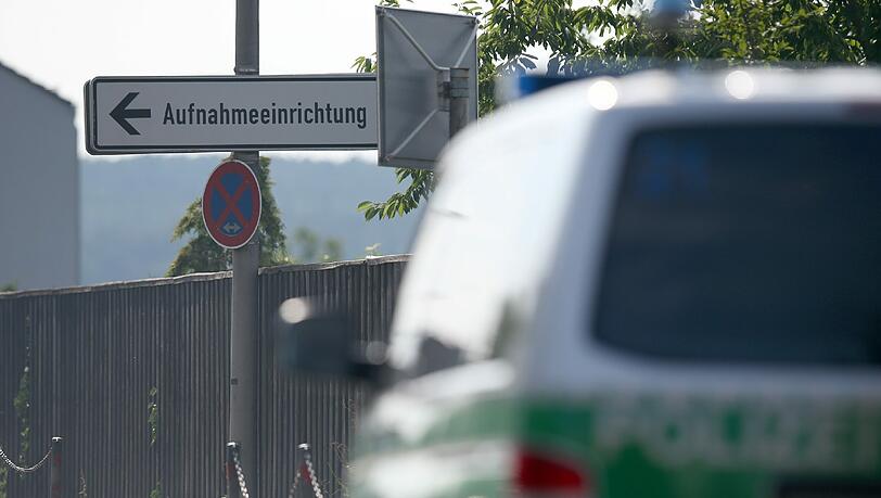 In der Nähe der Erstaufnahmeeinrichtung für Flüchtlinge in Zirndorf ist am Mittwoch ein Koffer explodiert. In der Nähe der Erstaufnahmeeinrichtung für Flüchtlinge in Zirndorf ist am Mittwoch ein Koffer explodiert.