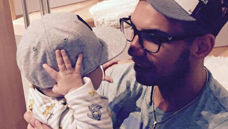 "Mein Leben": Mit diesen Worten postet Pietro Lombardi ein Bild von sich und seinem kleinen Sohn Alessio auf Facebook. "Mein Leben": Mit diesen Worten postet Pietro Lombardi ein Bild von sich und seinem kleinen Sohn Alessio auf Facebook.