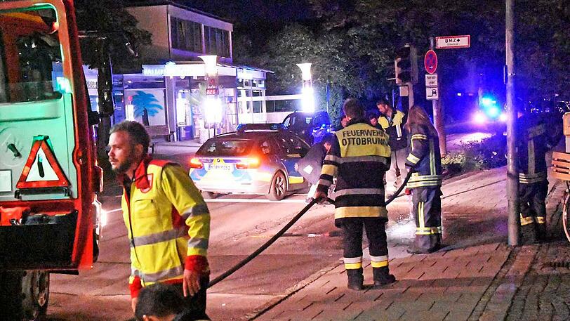 Einsatzkräfte der Feuerwehr Ottobrunn am Tatort.