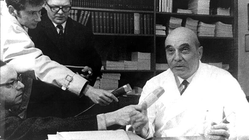 Das Bild vom 14. Februar 1969 zeigt den Münchner Herzchirurgen Rudolf Zenker bei einer Presseerklärung zur ersten Herztransplantation in Deutschland.