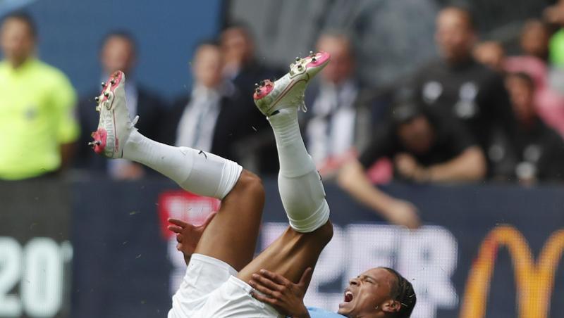 Manchester Citys Leroy Sané hat sich schwer am Knie verletzt. Manchester Citys Leroy Sané hat sich schwer am Knie verletzt.
