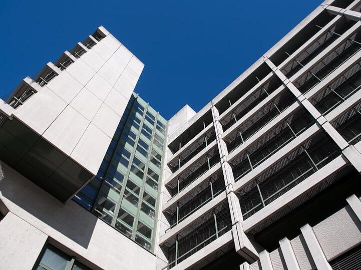Das Gerichtsgebäude für das Amtsgericht, das Landgericht I und II. Foto: Sven Hoppe/dpa