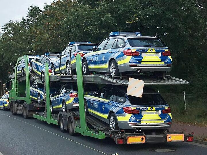 Der angehaltene Autotransporter mit neuen Funkstreifenwagen für die Polizei in Bayern. Foto: Polizeiinspektion Verden/Osterholz