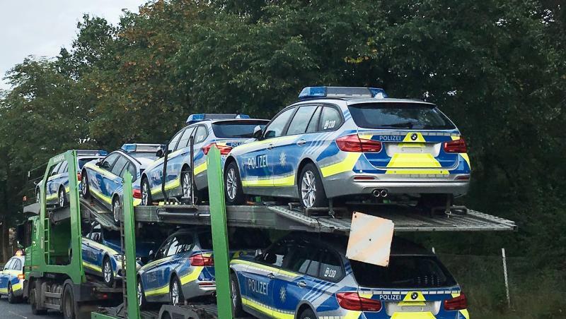Der angehaltene Autotransporter mit neuen Funkstreifenwagen für die Polizei in Bayern. Foto: Polizeiinspektion Verden/Osterholz Der angehaltene Autotransporter mit neuen Funkstreifenwagen für die Polizei in Bayern. Foto: Polizeiinspektion Verden/Osterholz