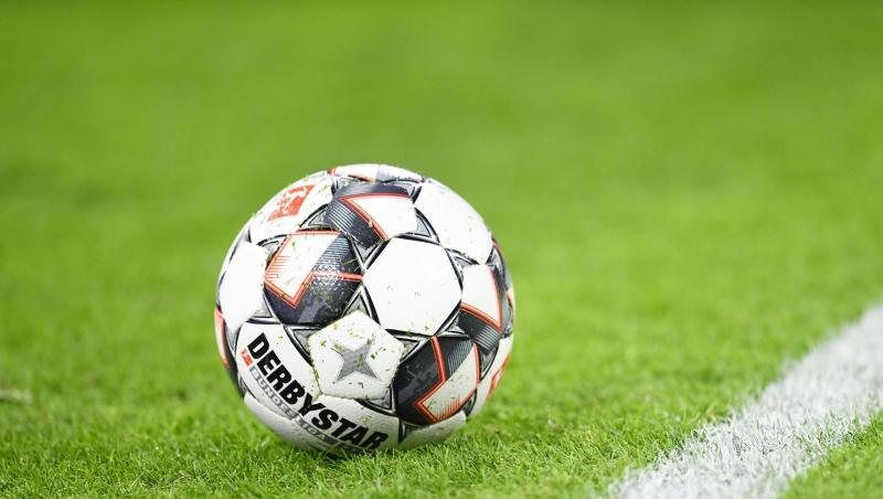 Ein Spielball liegt auf dem Rasen.