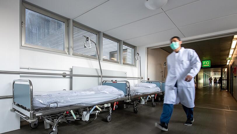 Patientenbetten im Krankenhaus Großhadern auf dem Gang.