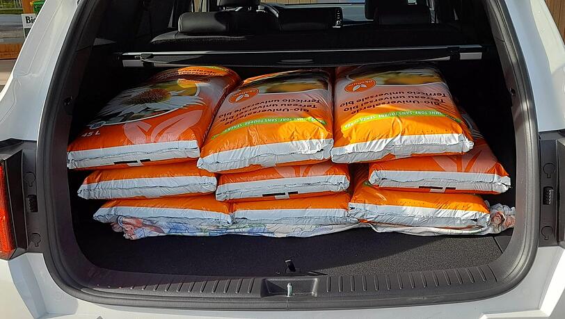 Der packt was weg: Neun Säcke Gartenerde passen locker unter die Kofferraum-Abdeckung. Der packt was weg: Neun Säcke Gartenerde passen locker unter die Kofferraum-Abdeckung.