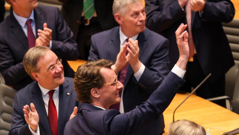 Hendrik Wüst bedankt sich nach der Wahl im Düsseldorfer Landtag bei den Abgeordneten.