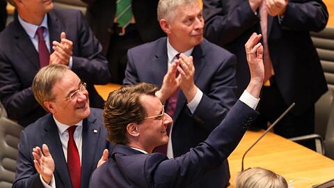 Hendrik Wüst bedankt sich nach der Wahl im Düsseldorfer Landtag bei den Abgeordneten.