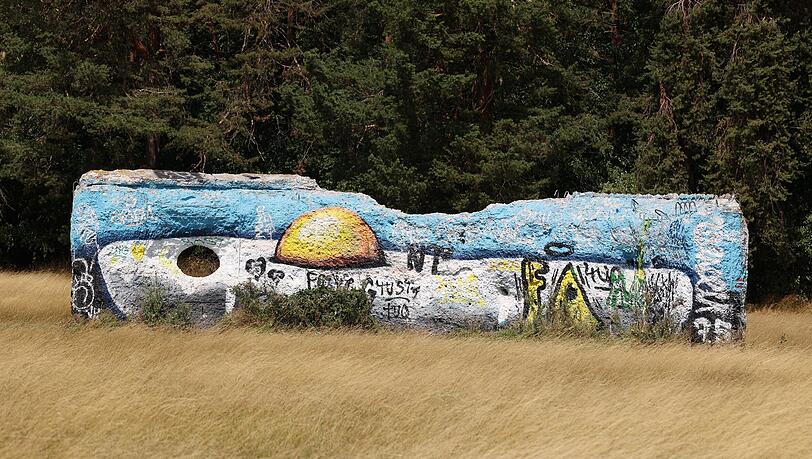 Bunt besprüht: die "Panzerwand" – früher ein militärisches Übungsziel. Bunt besprüht: die "Panzerwand" – früher ein militärisches Übungsziel.