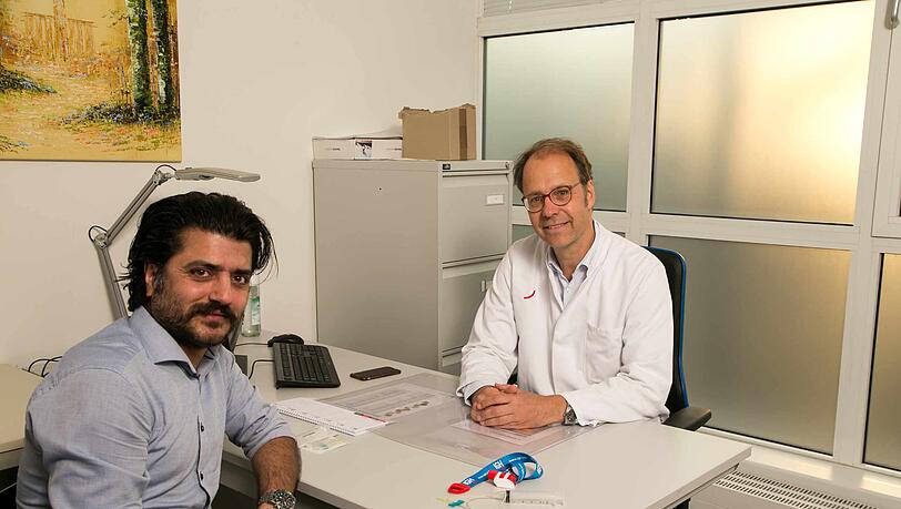 Gemeinsam auf neuen Wegen gegen die Bluterkrankheit Hämophilie B: Seyed Shaddel (l.) und Dr. Robert Klamroth .