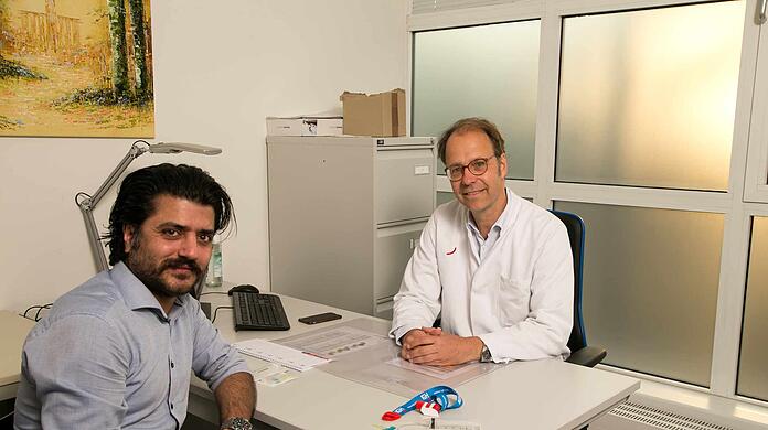 Gemeinsam auf neuen Wegen gegen die Bluterkrankheit Hämophilie B: Seyed Shaddel (l.) und Dr. Robert Klamroth .