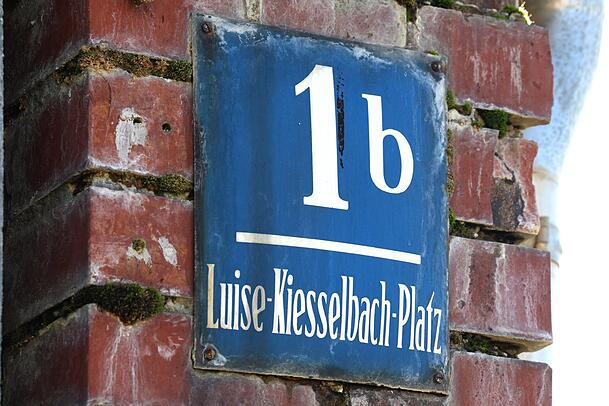 Das alte Adress-Schild bleibt am Backsteinchen hängen. Das alte Adress-Schild bleibt am Backsteinchen hängen.