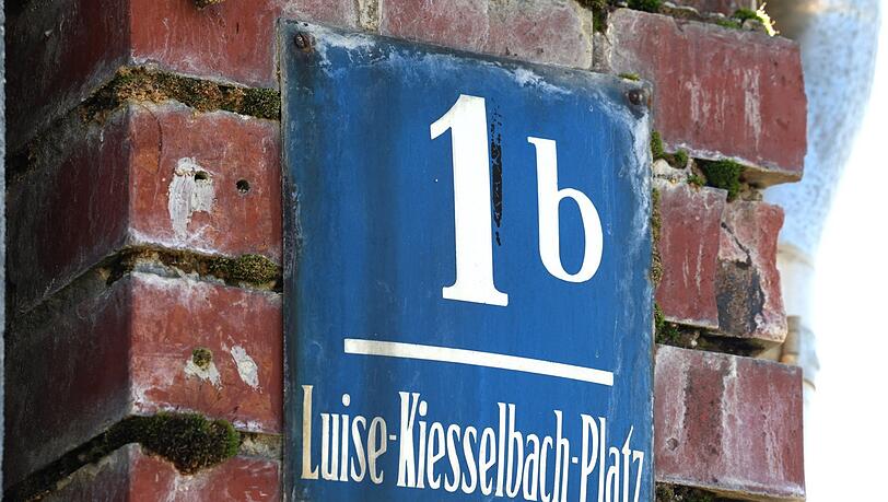 Das alte Adress-Schild bleibt am Backsteinchen hängen. Das alte Adress-Schild bleibt am Backsteinchen hängen.
