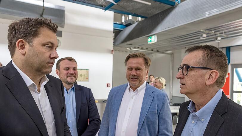 SPD-Chef Lars Klingbeil will sich für Industriearbeitsplätze in Stahlwerken einsetzen.