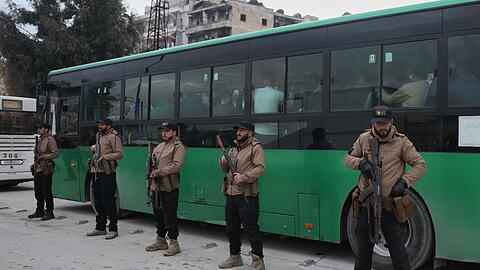 Berichten zufolge haben die letzten kurdischen K&auml;mpfer Aleppo in Bussen verlassen.