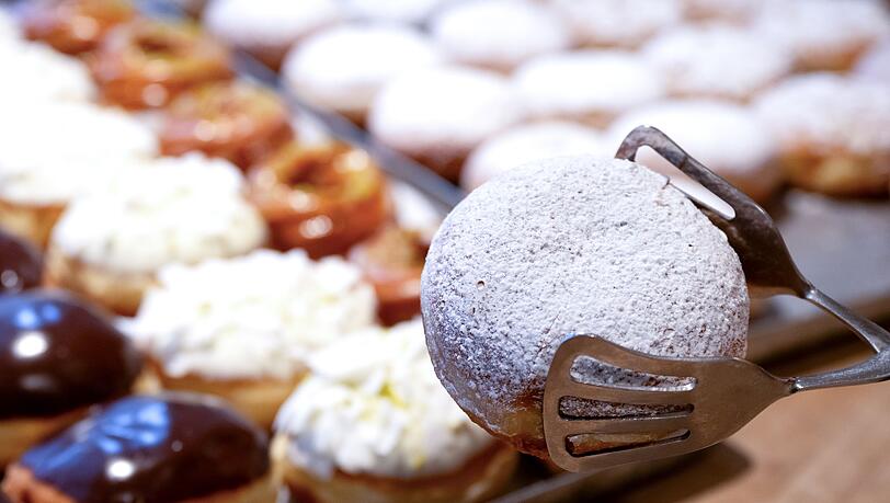 Krapfen in der Auslage der Münchner Biobäckerei Neulinger (Symbolbild) Krapfen in der Auslage der Münchner Biobäckerei Neulinger (Symbolbild)